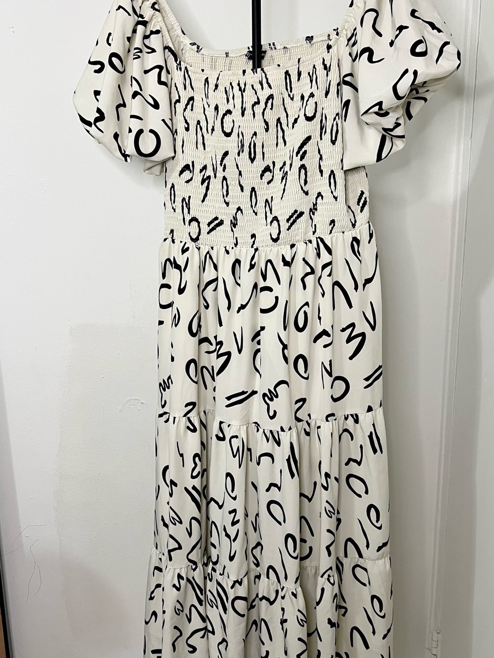 Abstract Print Smocked Puff Sleeve Midi Dress Black White - Picture 3 of 3